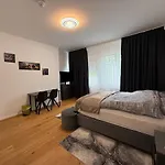 Deluxe Studio-Daisy